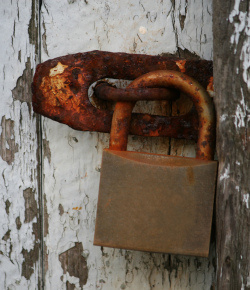 Zamrzlý zámek vás už nerozhodí. Jak na rychlé a bezpečné odmrazení?