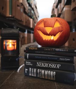 Užijte si podzim s trochou tajemna – neotřelé tipy na hororovou literaturu od Knihobotu