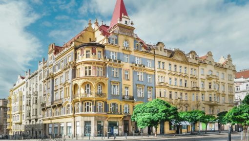 Nájmy v Česku rostou pomaleji, zájemců je stále hodně, ale ubylo jich. Praha překročila 440 Kč, Brno na magických 333 korunách