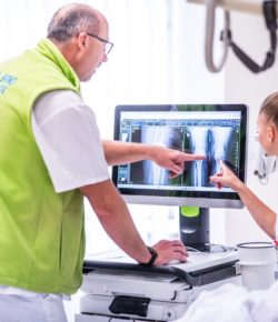 Vojenská nemocnice Brno jako první zdravotnické zařízení v Česku předvedla praktické možnosti využití privátní 5G SA sítě