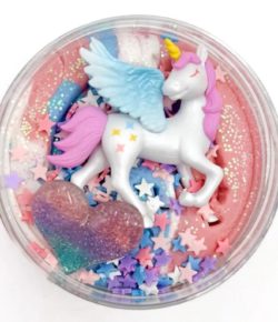 Jednorožec, kosmonaut i hovínko. Hravou modelínu si děti zamilují