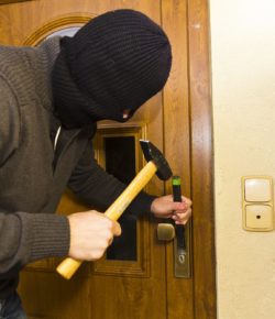 Zabezpečení domácnosti před dovolenou: Na co nezapomenout, než otočíte klíčem v zámku