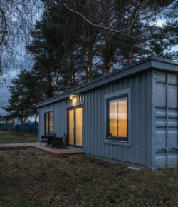 Hausbót, zámek nebo kontejner. Jaké netradiční bydlení si můžete pořídit v Česku?