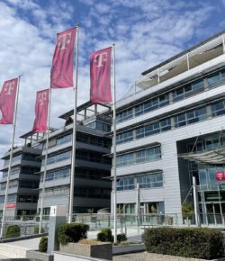 První čtvrtletí u T-Mobile: Investice do infrastruktury, ocenění za nejlepší mobilní síť, signál šířený dronem i 1,4 milionů uživatelů programu Magenta Moments