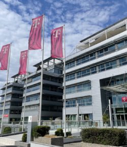 T-Mobile v prvním pololetí 2025: investice, rozvoj sítí, nárůst spotřeby dat, bezpečnost i boj proti nenávistným projevům