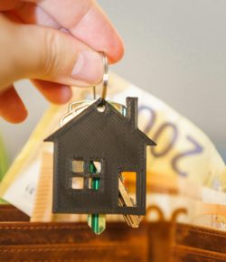 Roční provize makléřů na novém rekordu. V součtu by se za ně daly koupit všechny byty menšího okresního města