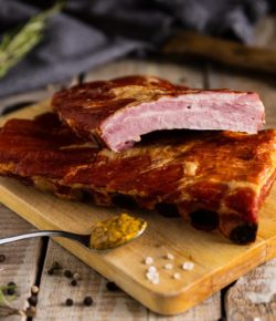 Čas na pořádnou obíračku. Dejte na gril vepřová žebírka!